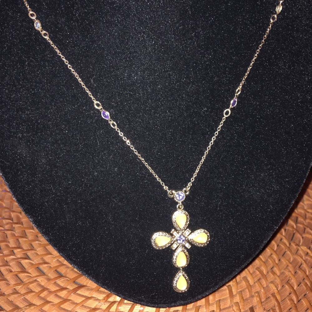 $8 SALE❤️NIB Avon Fashion Cross Pendant Necklace